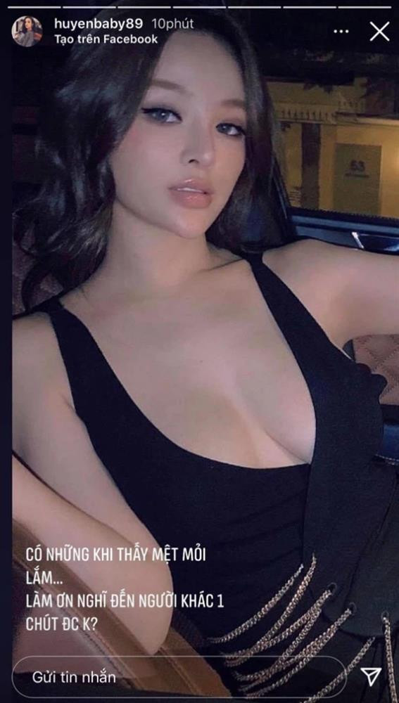 Cụ thể mới đây, Huyền Baby dùng đúng một bức ảnh góc nghiêng thần thánh nhưng lại đính kèm những caption than thở như "Tâm trạng tan chậm", "Đâu ai hiểu",...gây chú ý.
