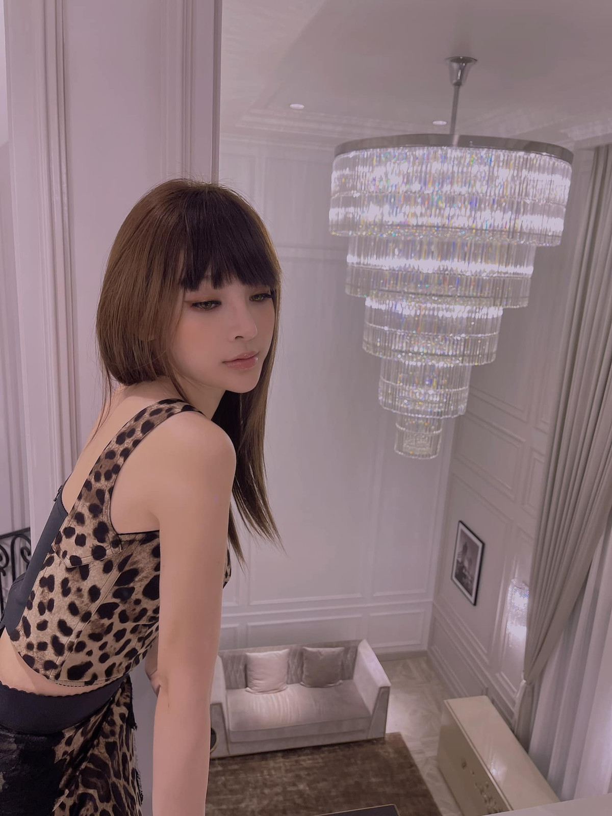 Những trang phục kín đáo, dễ thương dần biến mất, thay vào đó là bộ sưu tập váy cắt xẻ táo bạo.