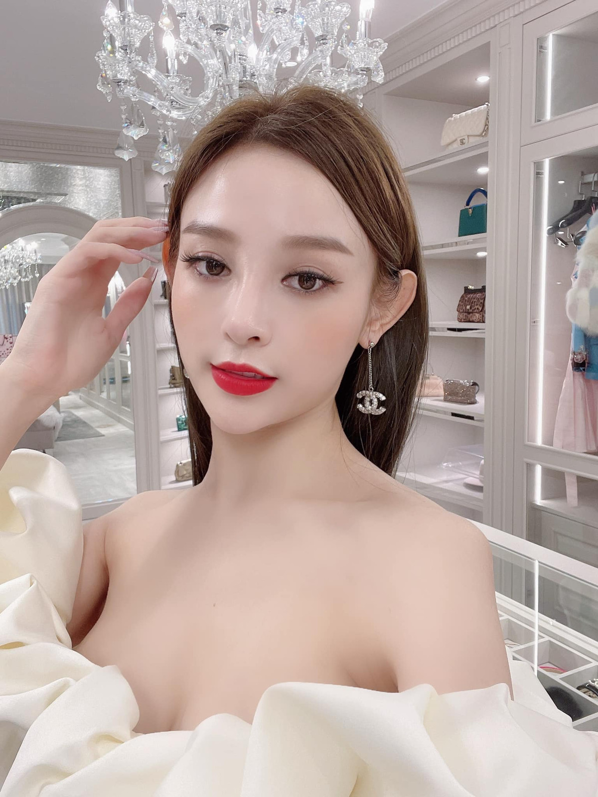 Từ làn da không tì vết, quần áo đến phụ kiện đều là hàng đắt đỏ, thần thái sang trọng của Huyền Baby đều là những thứ không phải ai cũng có được.