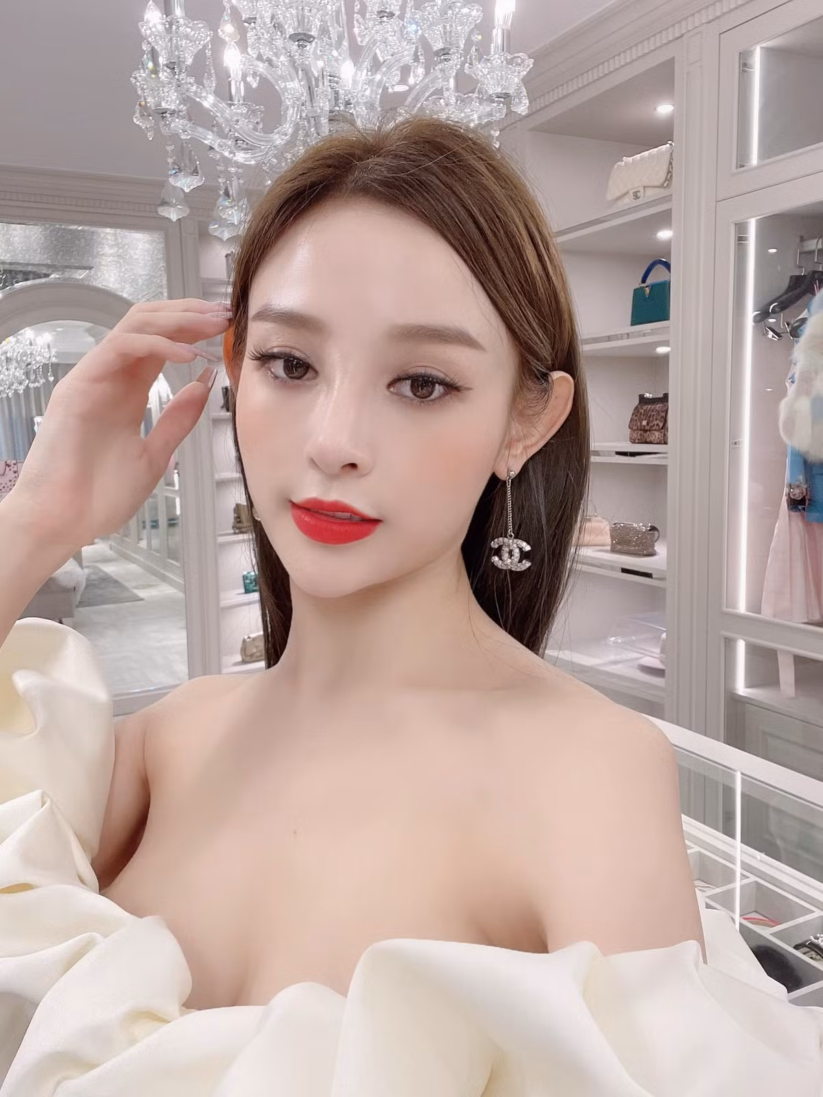 Từ làn da không tì vết, quần áo đến phụ kiện đều là hàng đắt đỏ, thần thái sang trọng của Huyền Baby đều là những thứ không phải ai cũng có được.