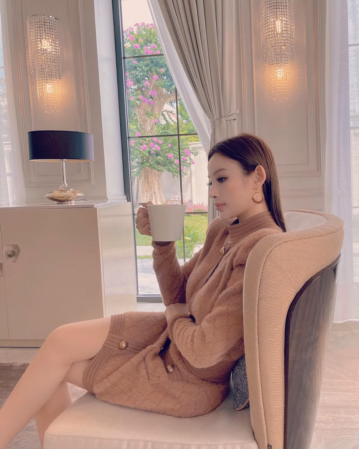 Mỗi lần xuất hiện là một lần Huyền Baby lại khiến những người xung quanh không khỏi ngước nhìn.