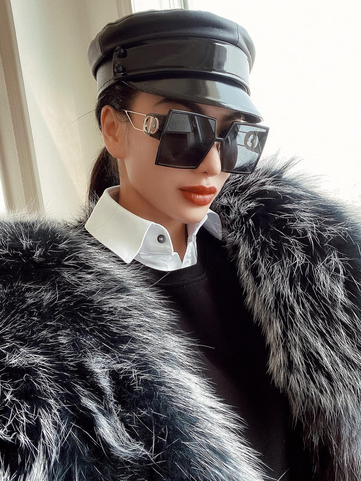 Trên MXH cô thường xuyên khoe loạt ảnh đi du lịch khắp nơi và tận hưởng cuộc sống xa hoa đáng mơ ước.