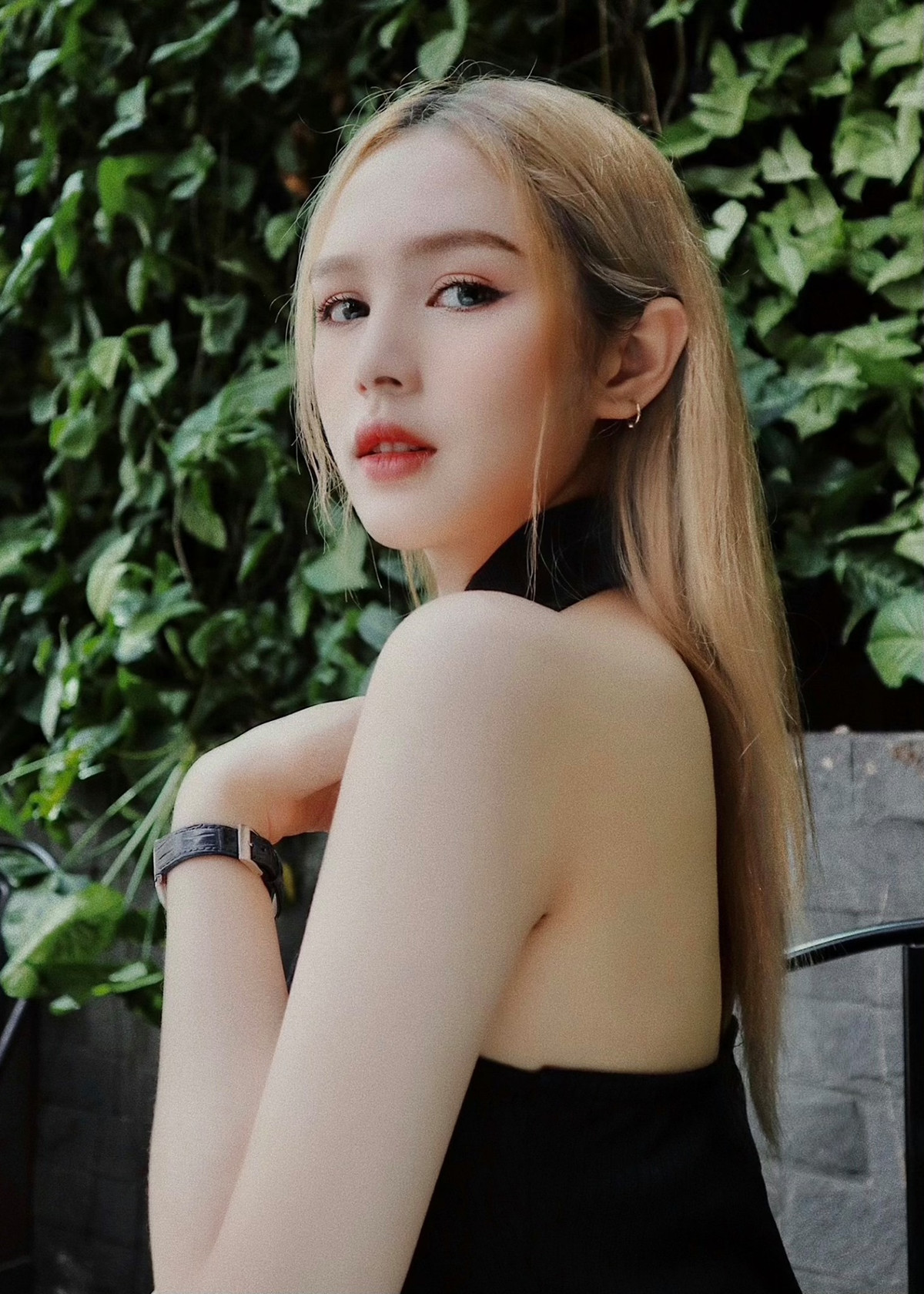 Dừng sự nghiệp học hành, hot girl Xoài Non theo đuổi sự nghiệp diễn xuất, làm mẫu ảnh có tiếng tại Sài Gòn. Vào cuối năm 2020 cô nàng này đã tổ chức đám cưới cực "khủng" với "streamer giàu nhất Việt Nam" - Xemesis.