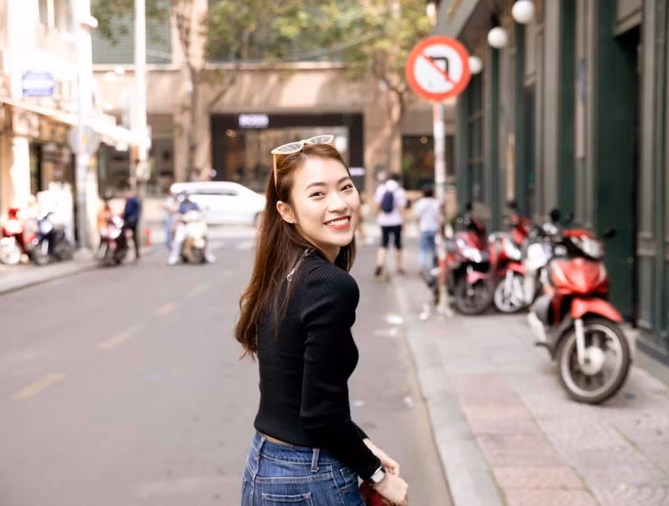 Từ ngoại hình xinh đẹp, công việc mơ ước đến việc sống tự lập, mua được xe ô tô và có kênh YouTube riêng với hàng triệu lượt xem, Khánh Vy hiện tại đã có được cuộc sống nhiều người mơ ước.