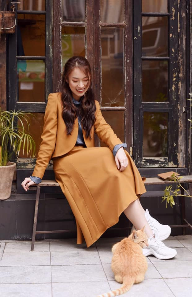 Trở thành hiện tượng mạng vào nửa cuối năm 2016 từ video nói 7 thứ tiếng, cuộc sống của hot girl Khánh Vy dường như đã bước sang trang mới.