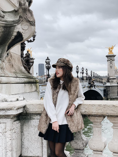 Nhi sở hữu vẻ ngoài xinh xắn khiến nhiều người tưởng nhầm là con lai. Chính điều đó lại gây không ít khó khăn khi cô bạn thường bị đánh giá là chảnh chọe và khó gần.