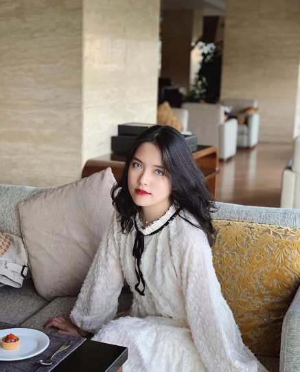 Trong dàn hot girl học giỏi không thể không nhắc đến cái tên Mẫn Nhi, cô nàng sở hữu gương mặt lai tây, có kênh YouTube riêng với hơn 42 nghìn người theo dõi cùng thành tích học tập cực khủng.