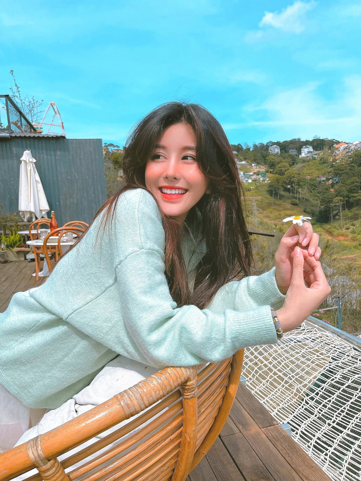 Theo như tiết lộ của Ngọc Trân, cô nàng rất chăm chỉ tập luyện bộ môn yoga, và đây là bài tập để gái xinh này sở hữu được thân hình chuẩn đẹp đồng hồ cát.