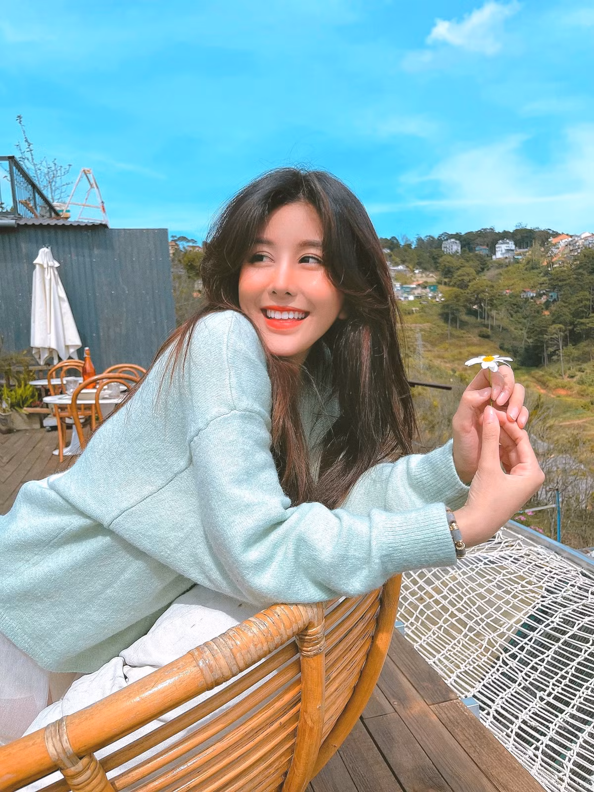 Theo như tiết lộ của Ngọc Trân, cô nàng rất chăm chỉ tập luyện bộ môn yoga, và đây là bài tập để gái xinh này sở hữu được thân hình chuẩn đẹp đồng hồ cát.