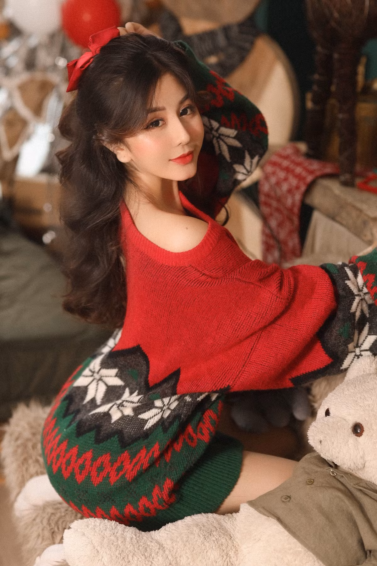 Cô nàng thường phô diễn đường cong cơ thể qua trang phục và cách tạo dáng khi chụp ảnh.