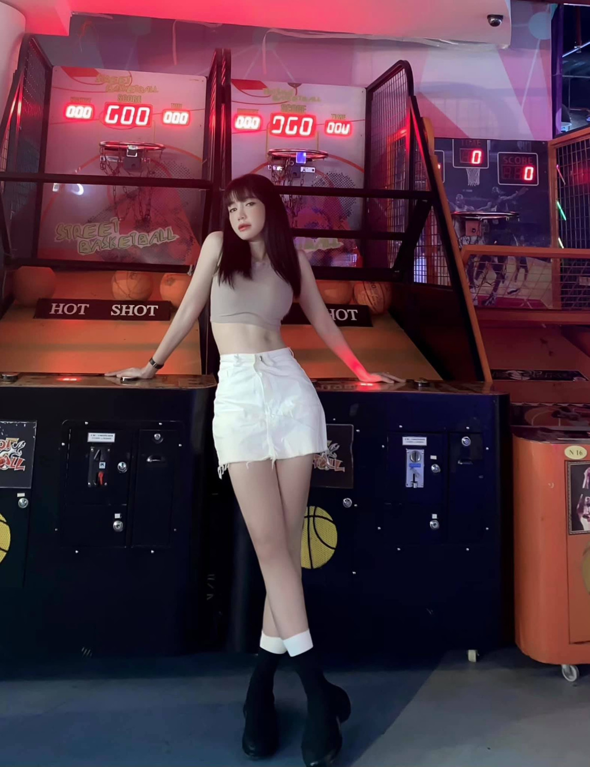 Từ ngày có gia đình và 2 con, Elly Trần chuyển hướng sang làm diễn viên, MC chứ không còn theo đuổi hình ảnh gợi cảm như thời con son rỗi. Tuy nhiên tên tuổi của người đẹp vẫn được quan tâm.