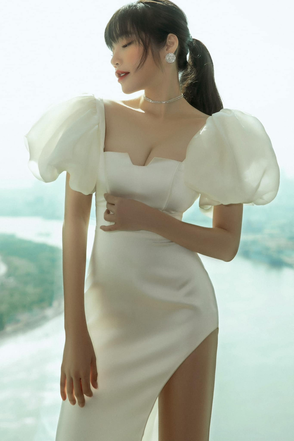 Elly Trần là " hot girl ngực khủng" nổi tiếng. Cô được biết đến với những bộ ảnh táo bạo thiêu đốt mọi ánh nhìn.