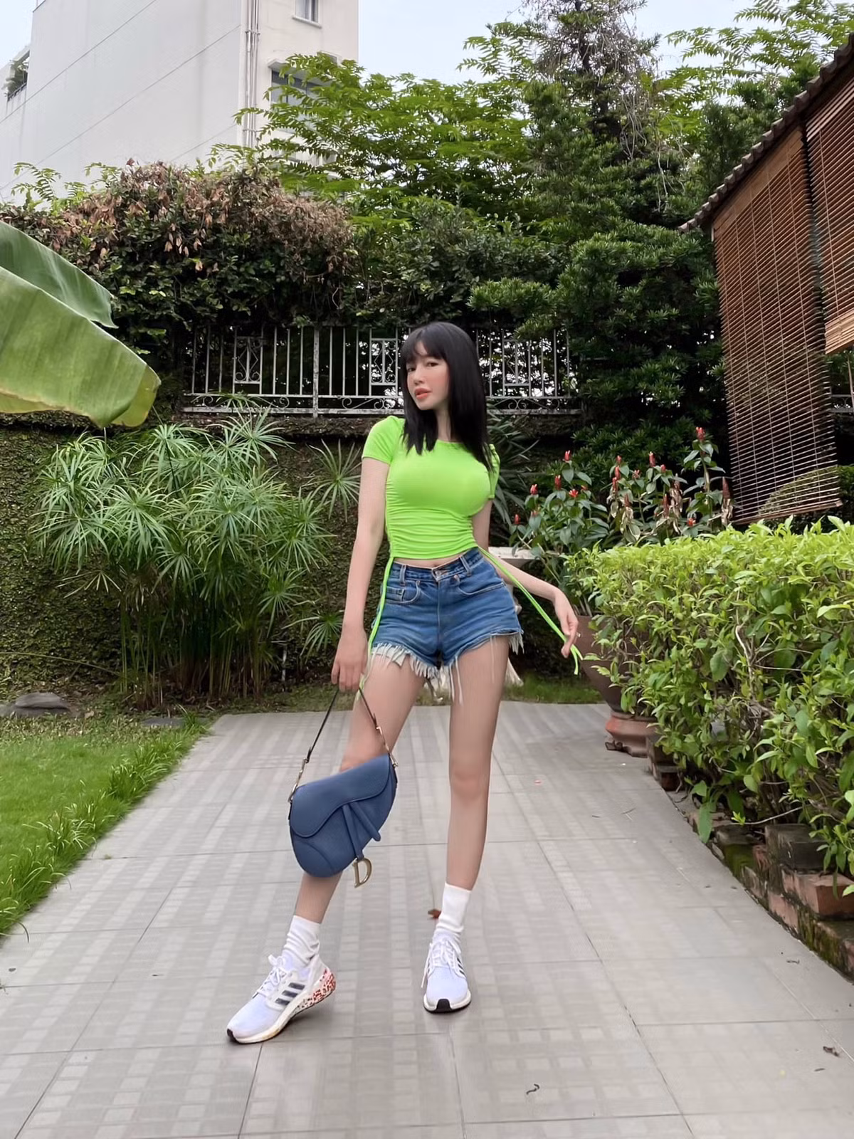 Báo Thái này đã tổng hợp lại những hình ảnh cũ và dành cho Elly Trần những mỹ từ ngày đầu năm 2021.