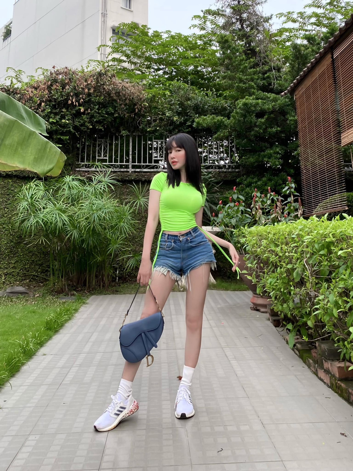 Báo Thái này đã tổng hợp lại những hình ảnh cũ và dành cho Elly Trần những mỹ từ ngày đầu năm 2021.