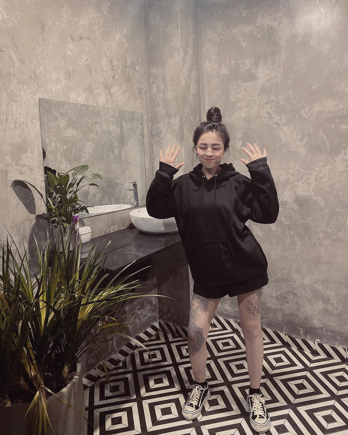 Cô nàng được gọi là "nữ thợ xăm" gợi cảm, hấp dẫn, được nhiều chàng trai coi là hình mẫu người yêu lý tưởng.