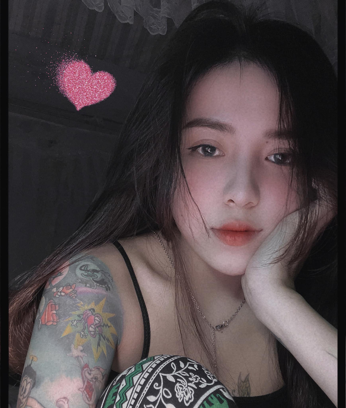 Cô chị Bii Trinh tên thật Trần Thị Trinh (25 tuổi, Quảng Nam) bắt đầu đam mê và xăm hình lên người từ những năm học cấp III. Bii Trinh được biết đến từ năm 2018 với biệt danh " hot girl xăm trổ".