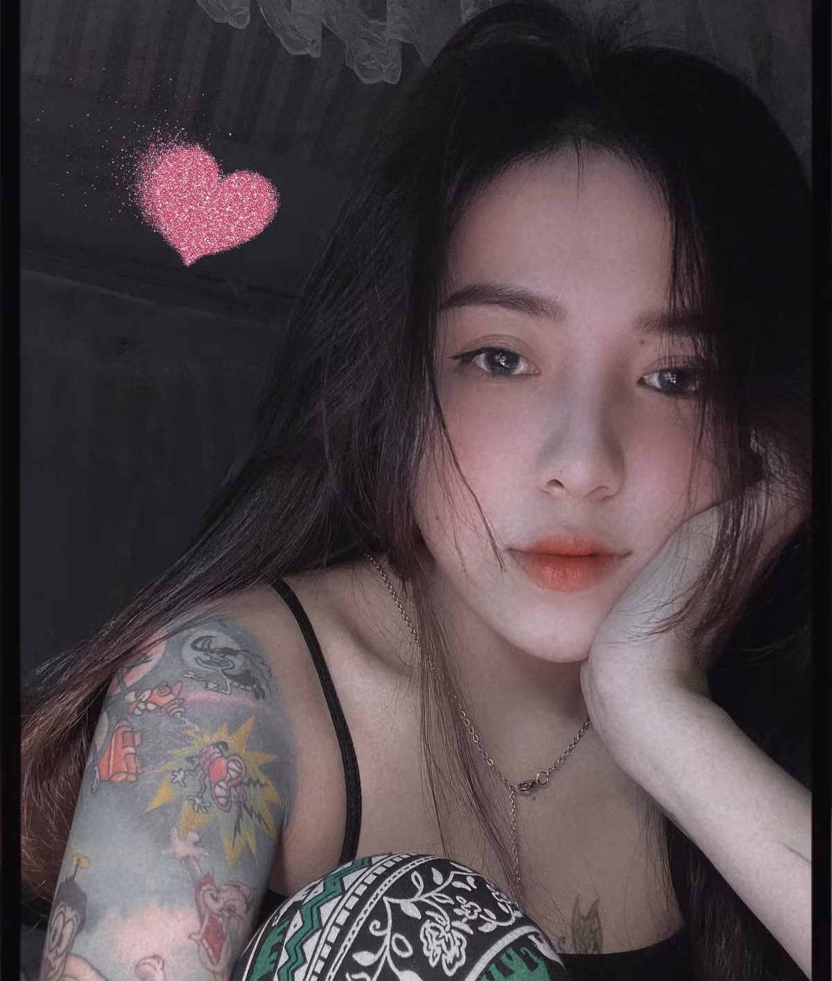 Cô chị Bii Trinh tên thật Trần Thị Trinh (25 tuổi, Quảng Nam) bắt đầu đam mê và xăm hình lên người từ những năm học cấp III. Bii Trinh được biết đến từ năm 2018 với biệt danh " hot girl xăm trổ".