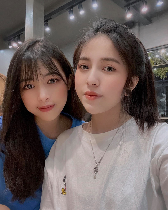 Hai chị em dù cách nhau 5 tuổi vẫn thường bị nhầm là cặp song sinh vì trẻ trung, xinh đẹp và có quá nhiều nét giống nhau.