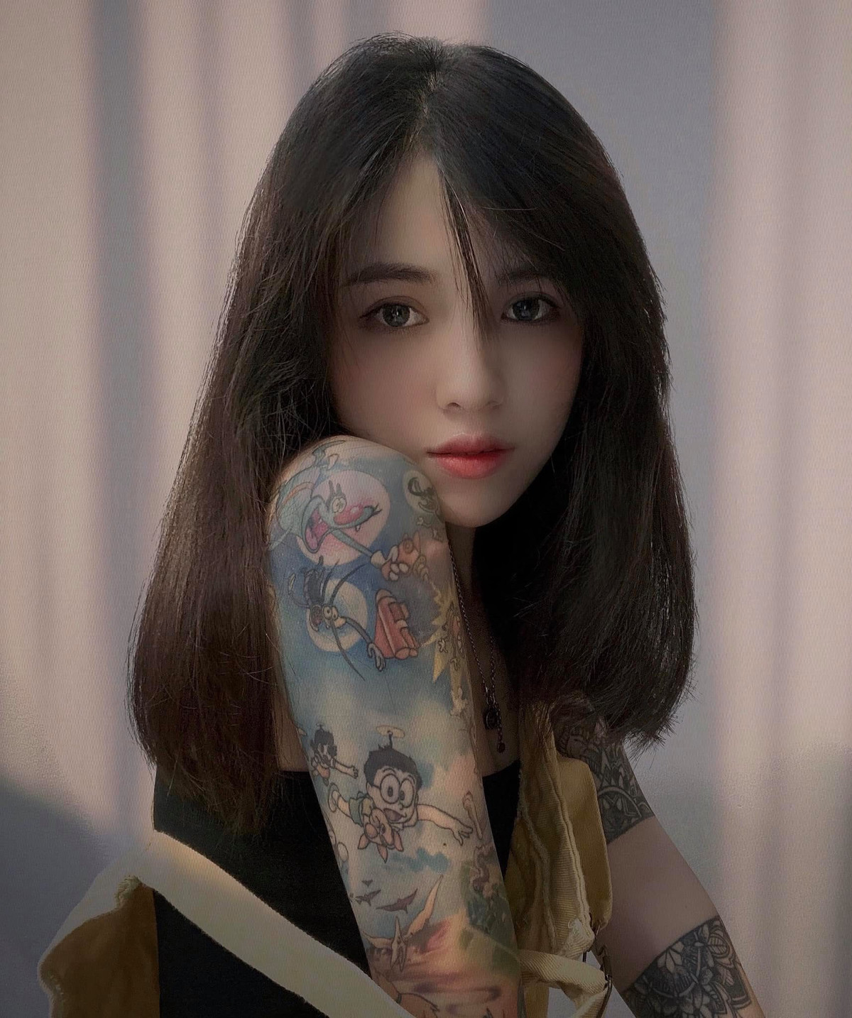 Nhờ sự cần mẫn học hỏi từng ngày, Trinh đã trưởng thành hơn trong công việc. Giờ đây cô có thể xăm hình cho khách. Đồng thời, gia đình đã chấp nhận cô.