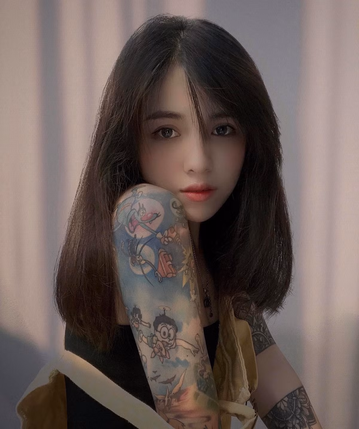 Nhờ sự cần mẫn học hỏi từng ngày, Trinh đã trưởng thành hơn trong công việc. Giờ đây cô có thể xăm hình cho khách. Đồng thời, gia đình đã chấp nhận cô.