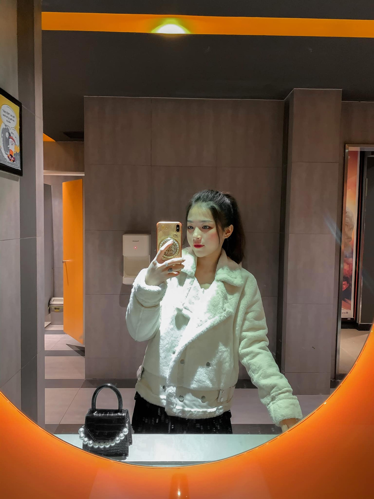 Tốt nghiệp cấp 3, Trần Kiều nối gót chị gái đi học xăm hình nghệ thuật.