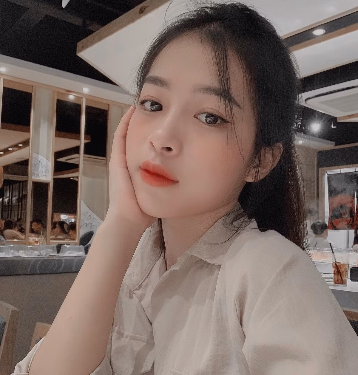 Cô nàng có rất nhiều điểm giống với chị gái từ ngoại hình đến tính cách.