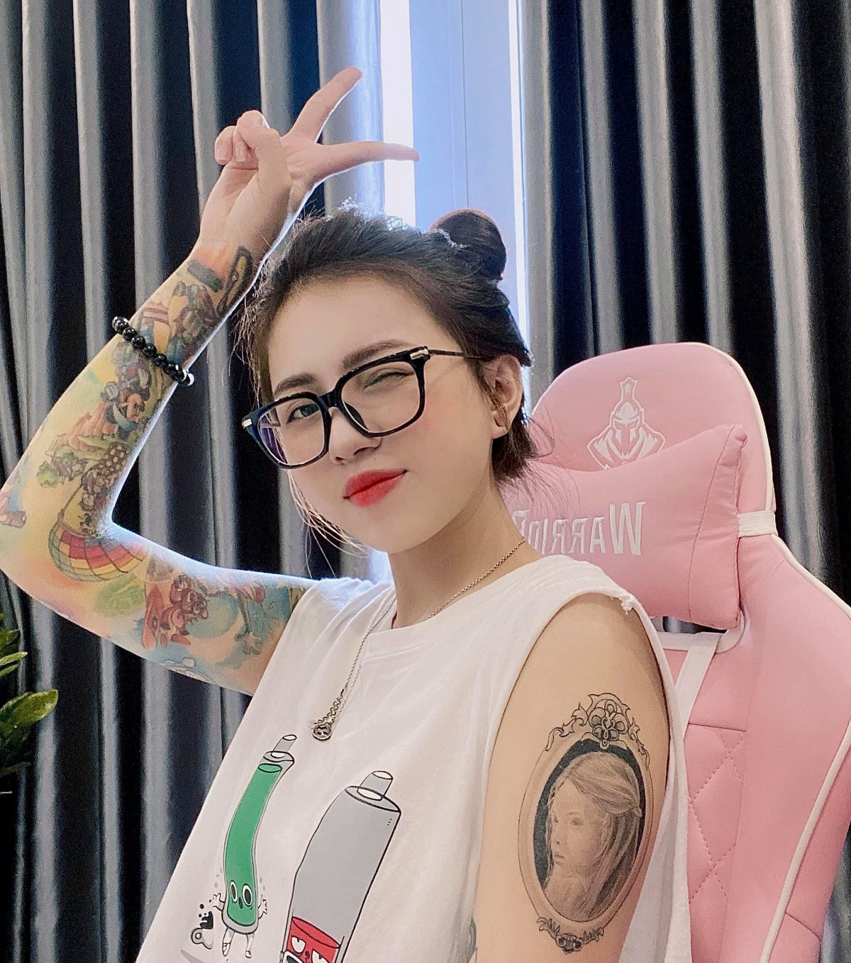 Khi ấy, gia đình đã phản đối gay gắt và cấm không cho Trinh xăm, thậm chí mẹ cô còn bảo từ mặt, khóc lên khóc xuống.