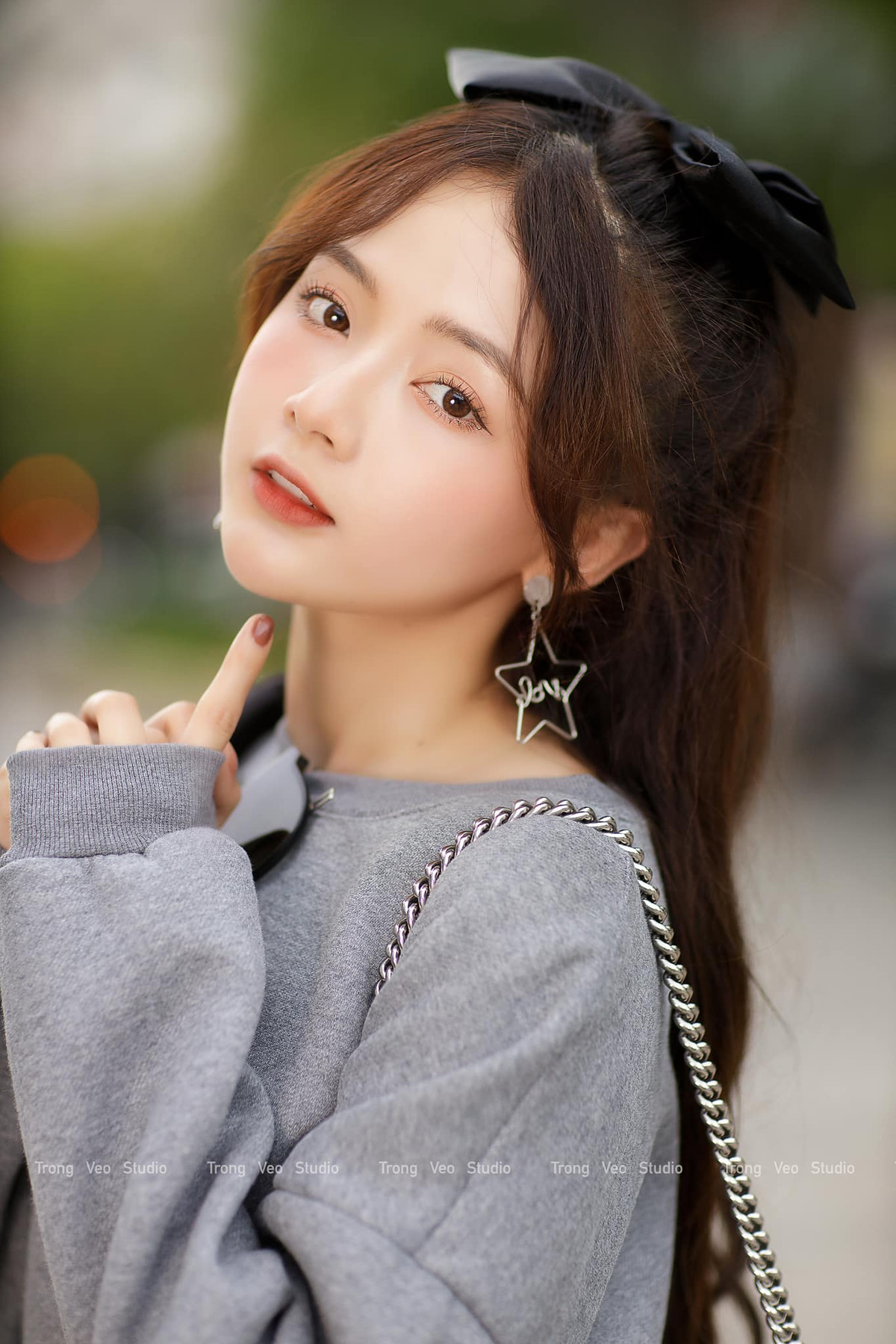 Sau khi tốt nghiệp đại học, Lan Hương hoạt động song song nghệ thuật và kinh doanh.