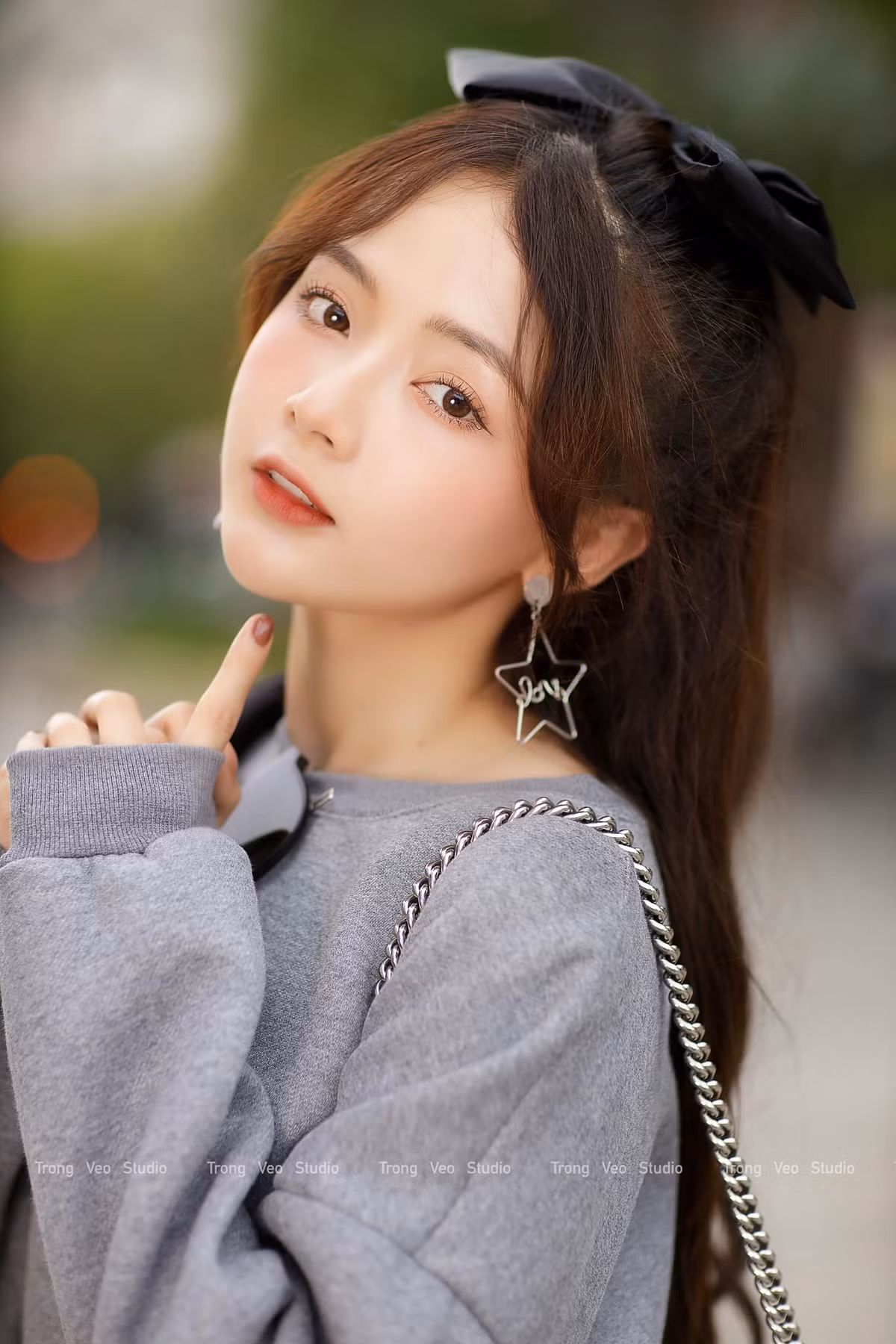 Sau khi tốt nghiệp đại học, Lan Hương hoạt động song song nghệ thuật và kinh doanh.