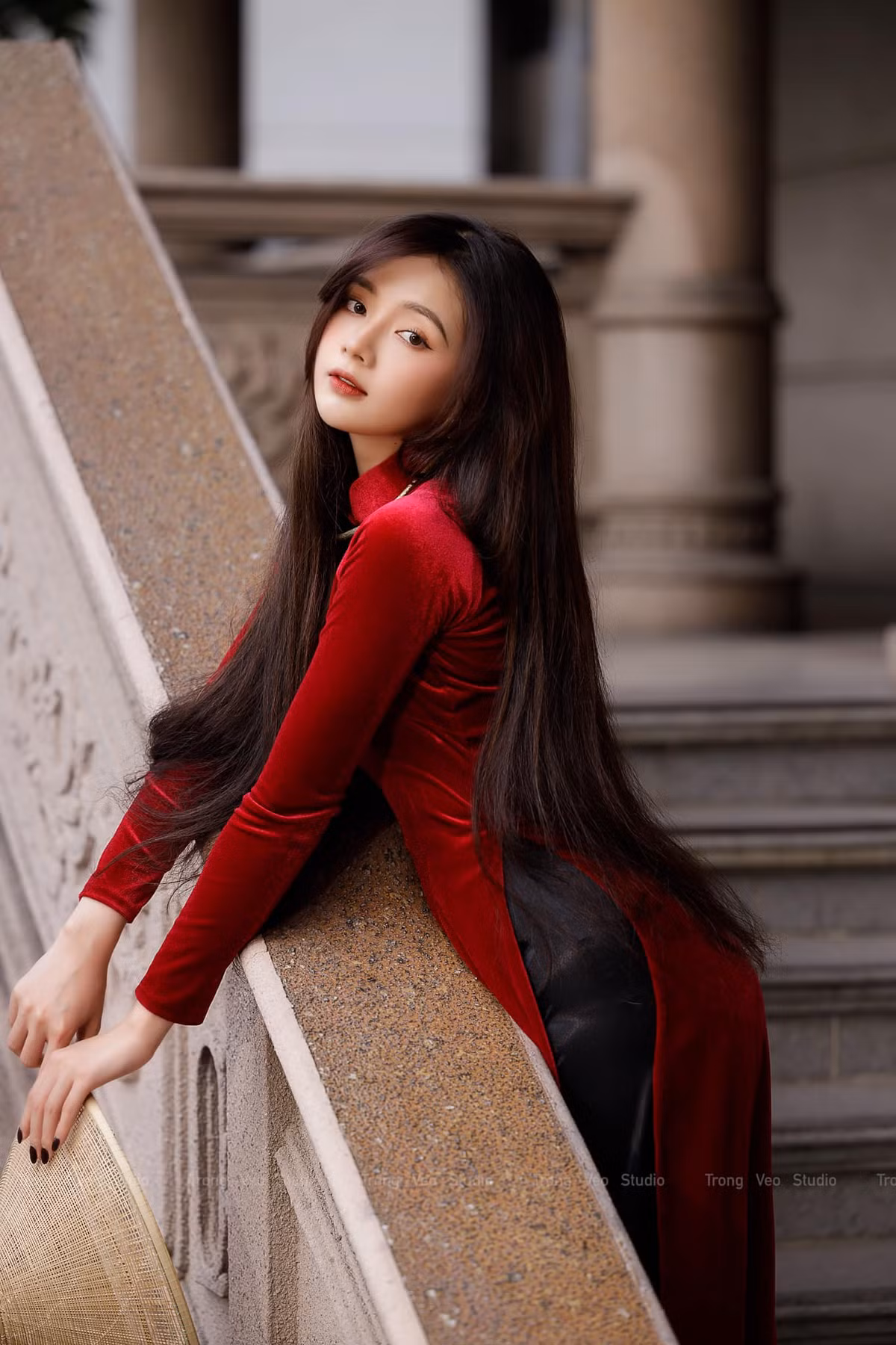 Vẻ đẹp kiêu sa của hot girl Lan Hương trong tà áo dài truyền thống nhận được "cơn mưa lời khen" từ dân mạng.