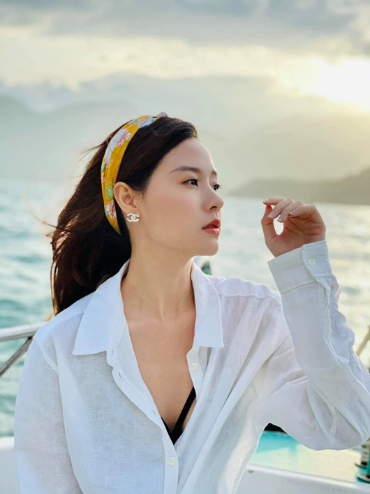 Midu đang tận hưởng cuộc sống giàu có, tay chơi đồ hiệu có tiếng trong showbiz Việt.