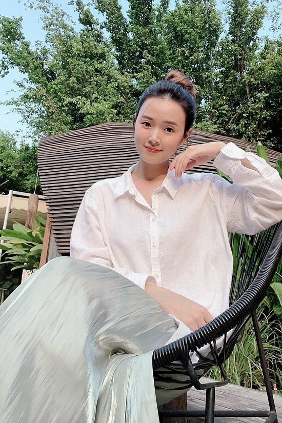 Midu mặc dù không hoạt động showbiz quá nhiều nhưng vẫn là hình mẫu lý tưởng của nhiều người với gương mặt xinh xắn, nước da mịn màng, học thức cao, lối sống mực thước, nói không với scandal.