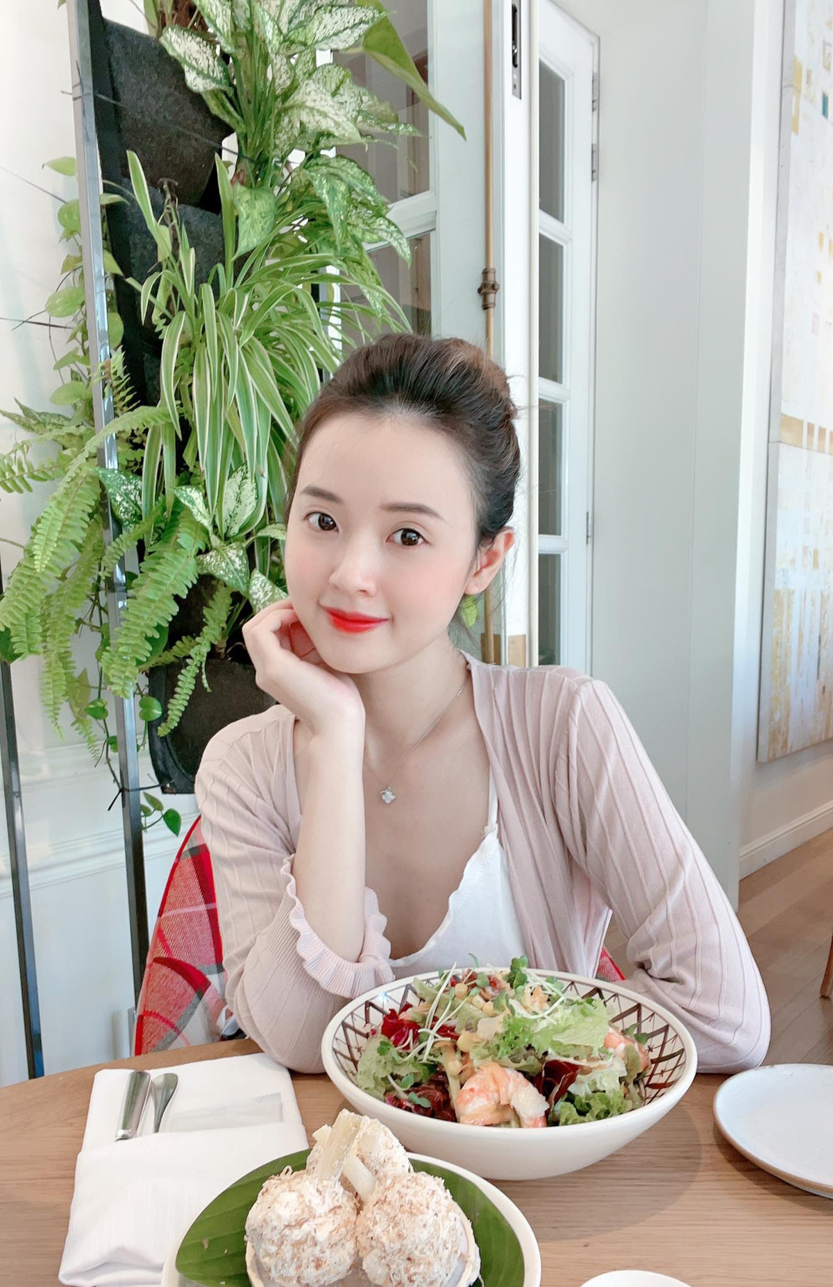 Theo nhận xét của fan, nhan sắc gần đây của Midu vẫn hiện lên thần thái vẫn trong trẻo, trẻ trung như thuở mới vào nghề. Ảnh: FBNV