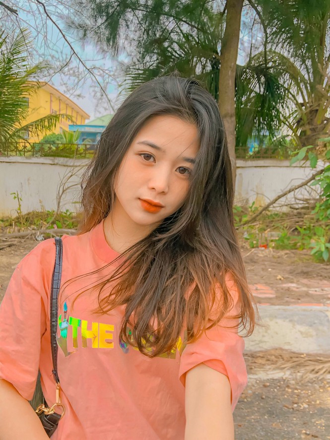 Hiện tại đang học lớp 11 nên nàng hot girl thế hệ mới này đặt nhiệm vụ học tập lên hàng đầu, trang bị kiến thức để có thể vượt qua những kỳ thi quan trọng, theo đuổi được ngôi trường đại học mơ ước.