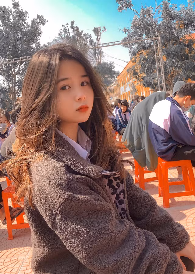 Nét trong veo của Bùi Hương khiến người khác chỉ muốn che chở, bảo vệ.