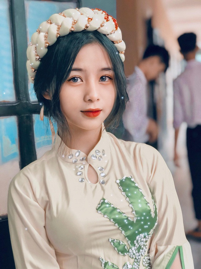 Gái xinh 2K này thường xuyên xuất hiện trên các diễn đàn chuyên về gái xinh và nhận về vô số lời ngợi khen có cánh bởi nhan sắc khả ái, trong trẻo.