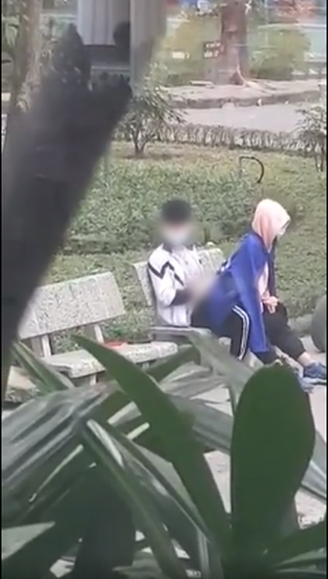 Trước đó, từng xuất hiện rất nhiều đoạn clip, hình ảnh về các cặp đôi (chủ yếu trong khoảng 15 - 18 tuổi) vô tư "diễn cảnh nóng" giữa thanh thiên bạch nhật.