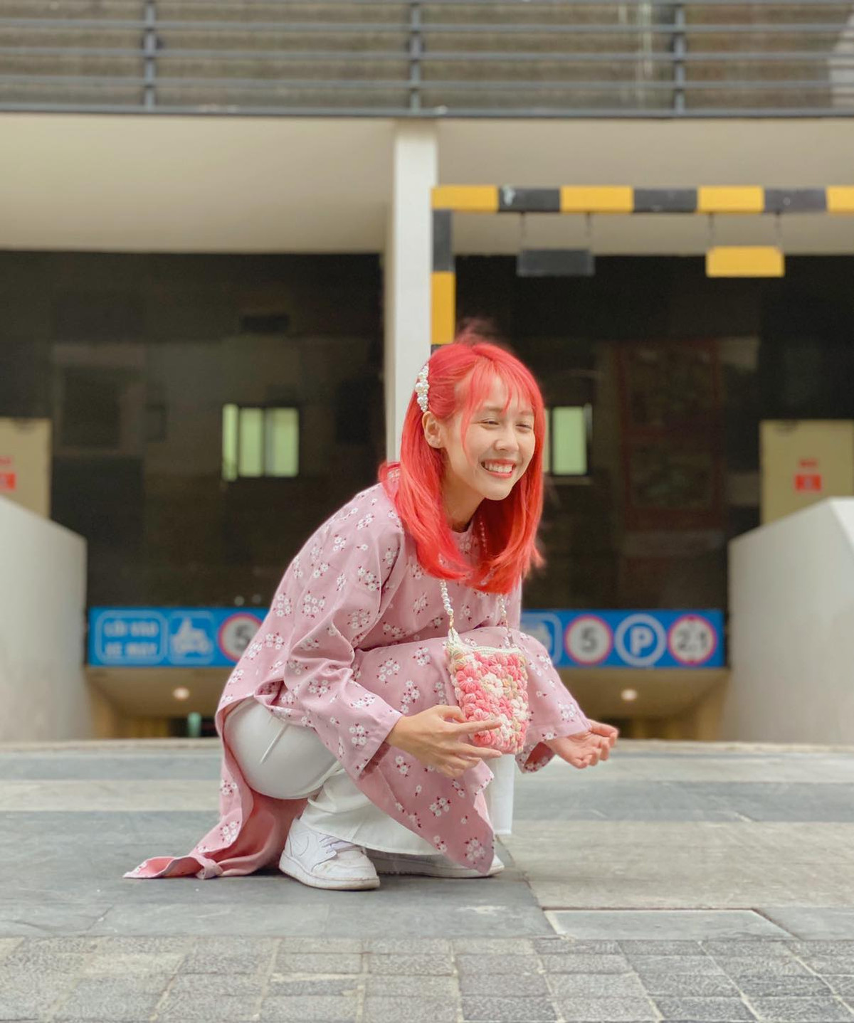 Hậu Hoàng từ trước tới nay luôn đóng khung với hình ảnh tưng tửng, trẻ trung, nhí nhảnh. Vậy nên mỗi lần cô ăn mặc nữ tính là lại khiến fan "dậy sóng".