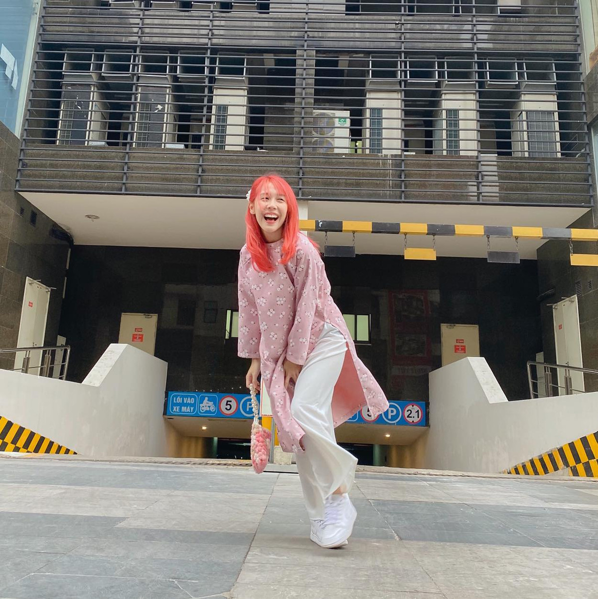 Cô nàng tạo dáng cực cá tính trong chiếc áo dài truyền thống nền nã, đây chính là lý do khiến Hậu Hoàng bị "ném đá".