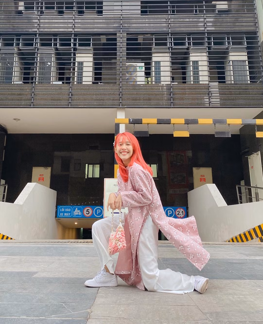 Nhiều người khuyên cô nàng nên nữ tính hơn khi diện áo dài.