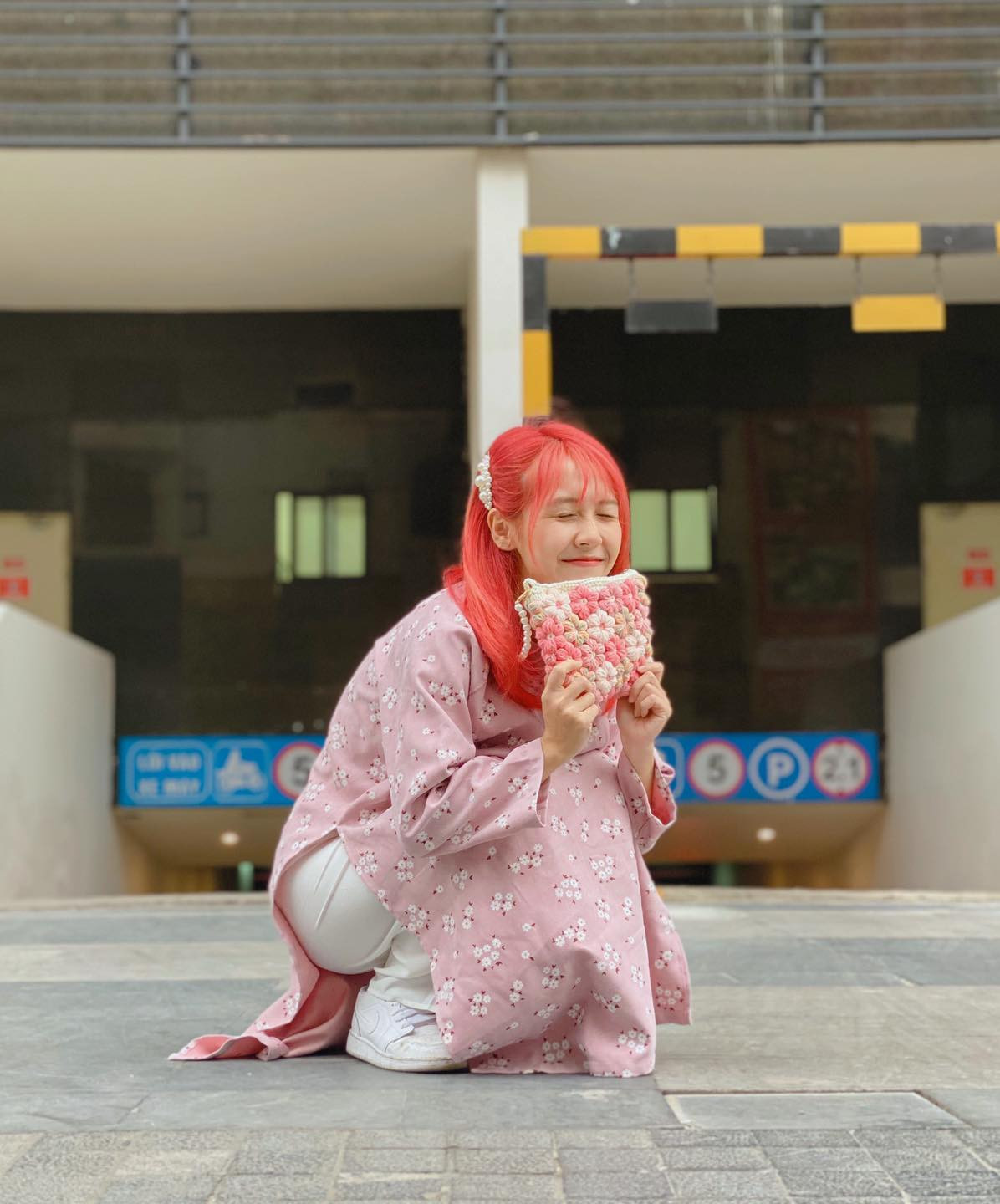 Bên cạnh đó, cũng có nhiều fan dành tặng lời khen ngợi đến cô nàng hot Youtuber vì hình ảnh mới lại này.