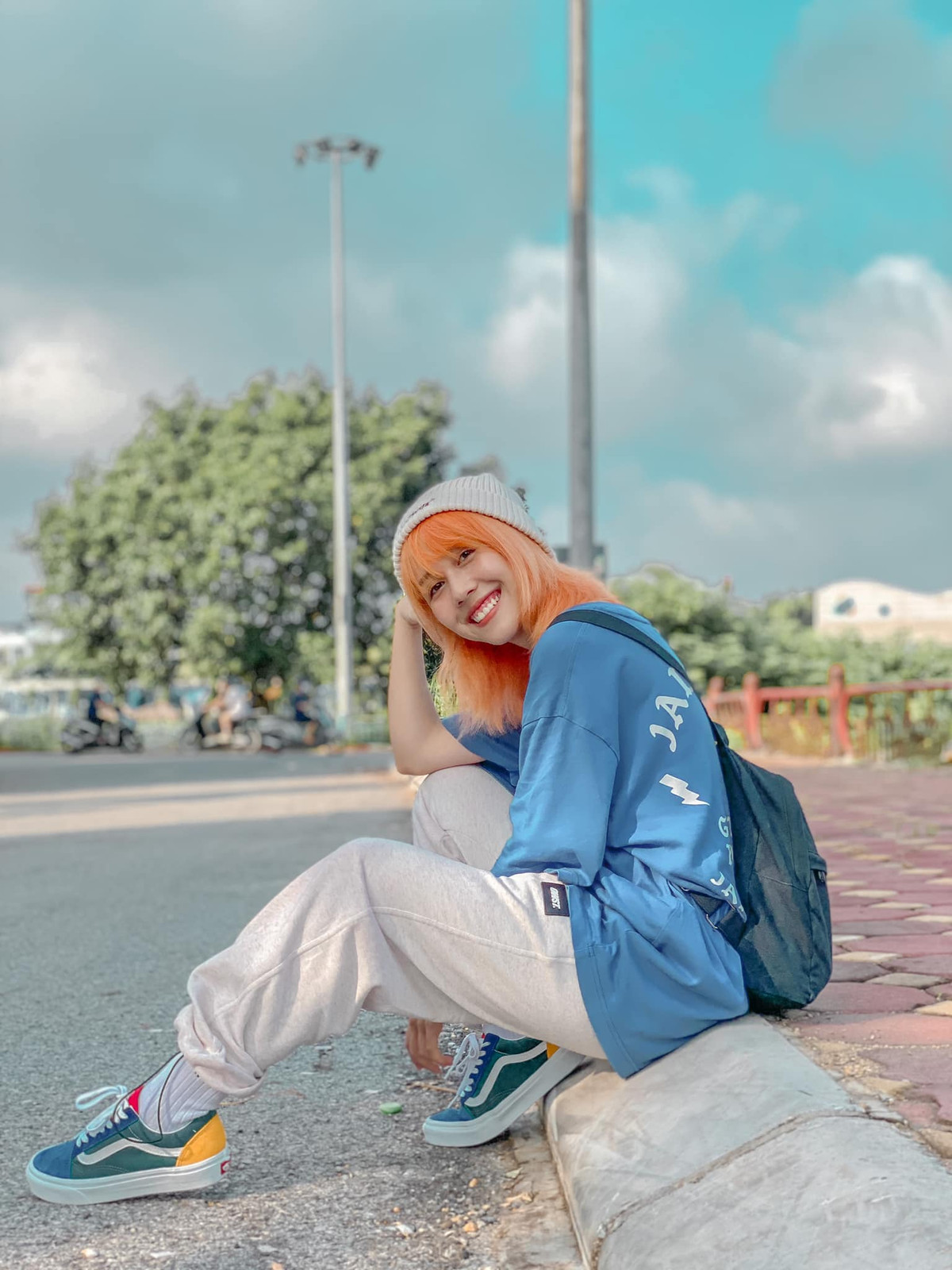 Hậu Hoàng hiện là một trong những cô nàng hot Youtuber nhận được sự quan tâm từ dư luận. Đặc biệt từ sau chương trình Sao nhập ngũ, cô được đông đảo khán giả trẻ yêu thích và theo dõi nhiều hơn.