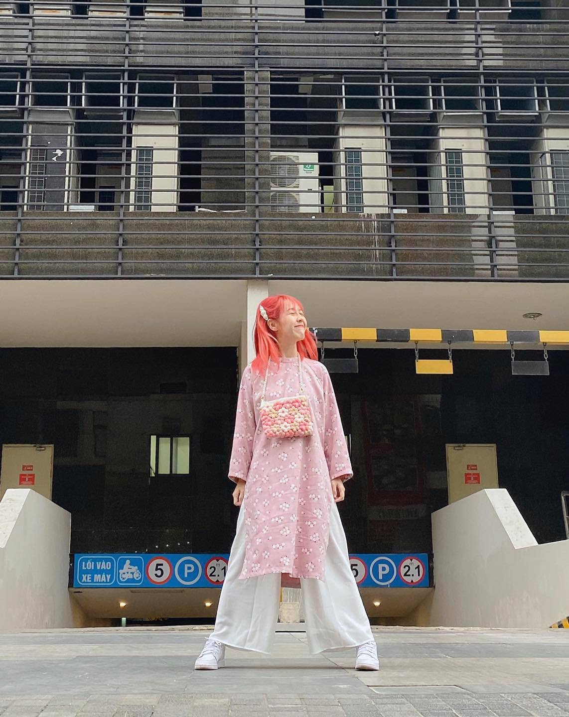 Dưới bài đăng xuất hiện không ít ý kiến cho rằng Hậu Hoàng nên chú ý đến thuần phong mỹ tục hơn khi diện chiếc áo dài.