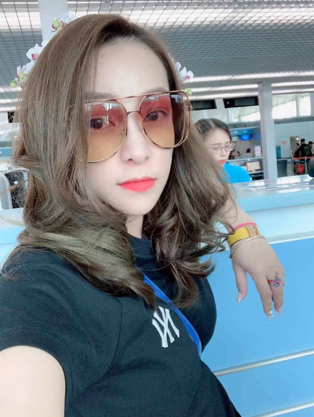 Cô cũng là đại gia chịu chơi siêu xe khét tiếng Sài Gòn, sở hữu nhiều siêu xe đình đám chẳng kém gì chồng cũ như Ferrari 458 Italia, Lamborghini Murcielago LP670-4 SV, BMW i8 và Lamborghini Murcielago LP 640...