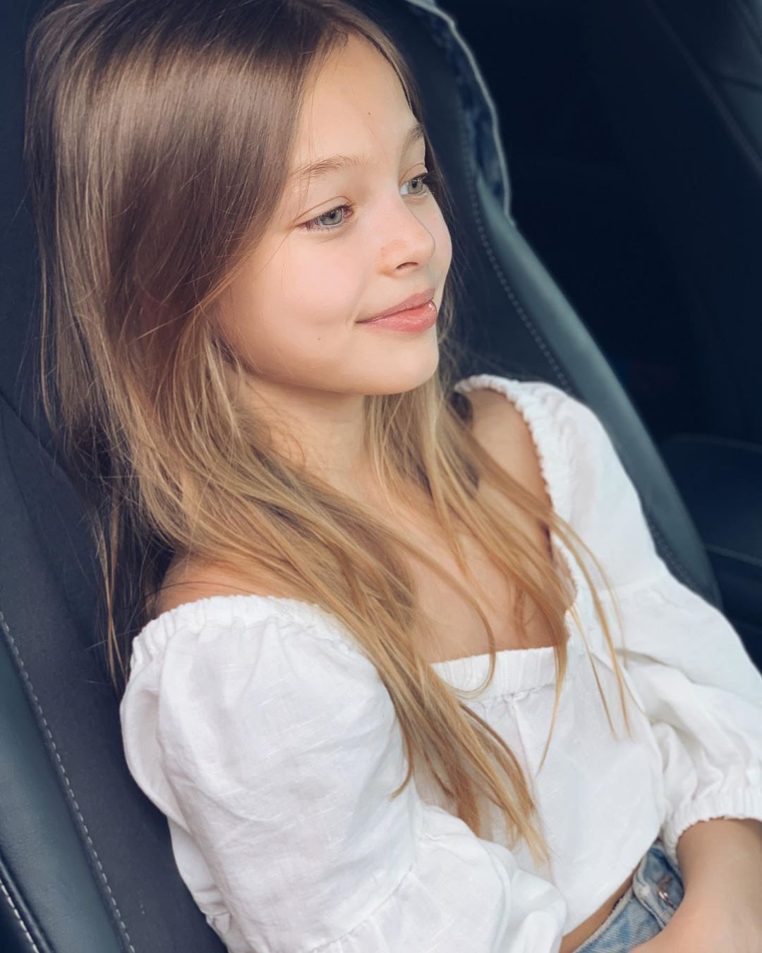 Đôi mắt như chứa đựng cả vũ trụ bên trong của Anastasia vẫn khiến người nhìn như bị "hớp hồn".