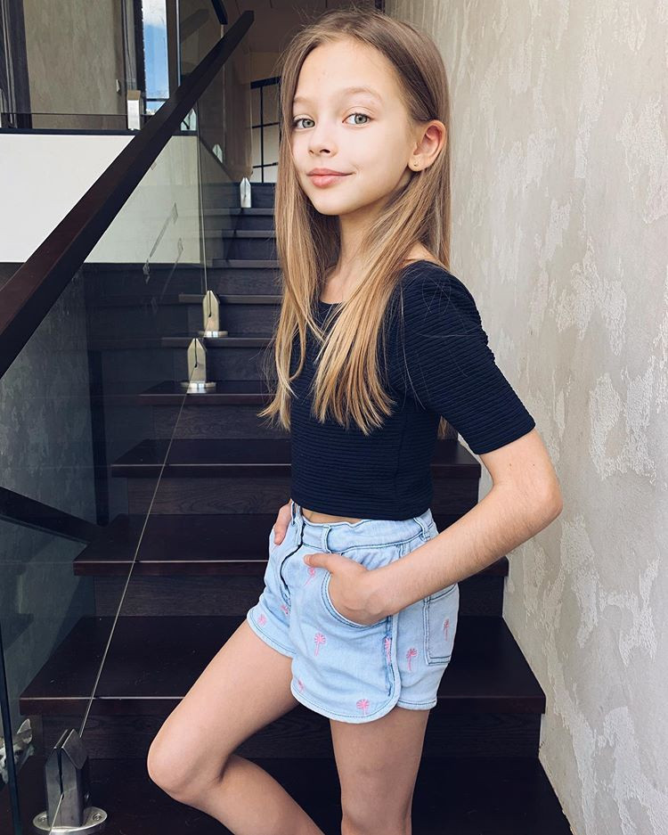 Được biết đến từ khi mới 4 tuổi, cô bé là một trong những mẫu nhí thành công nhất tại Nga.