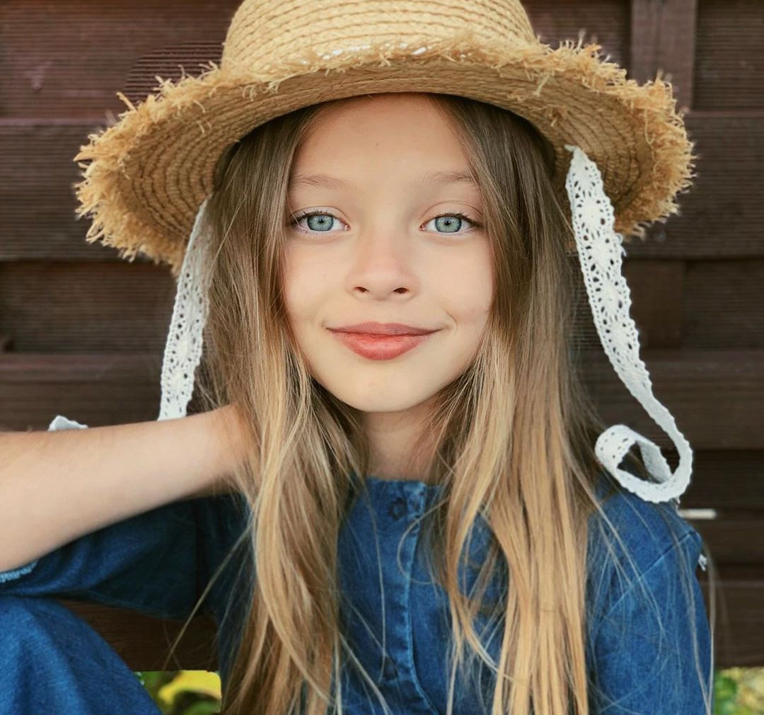 Hiện tại, hot girl nhí vẫn làm người mẫu và là người đại diện cho các nhãn hàng thời trang.