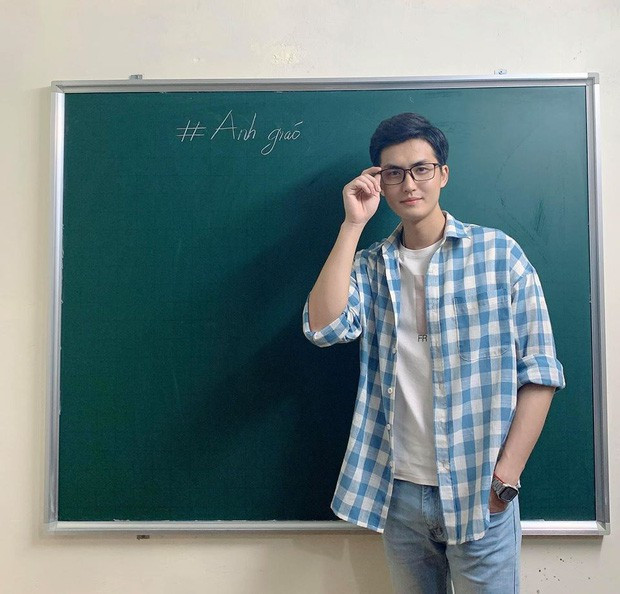 Không chỉ ấn tượng bởi vẻ đẹp trai chuẩn soái ca, Nguyên Trực còn thu hút bởi gu thời trang lịch lãm, nam tính.