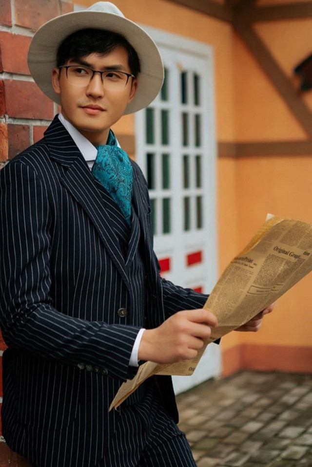 Bên cạnh việc làm gia sư, anh cũng làm người mẫu và diễn viên tự do. Chiều cao 1,80 m cùng vóc dáng chuẩn, cơ bắp 6 múi là lợi thế giúp anh chàng chiếm được cảm tình của số đông dân mạng.