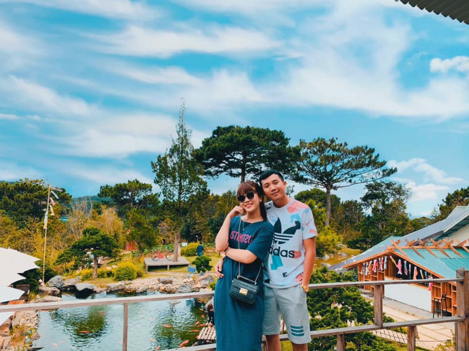 Cả hai đã kết hôn tháng 9/2019 và đang tận hưởng cuộc sống hôn nhân ngọt ngào, hạnh phúc.